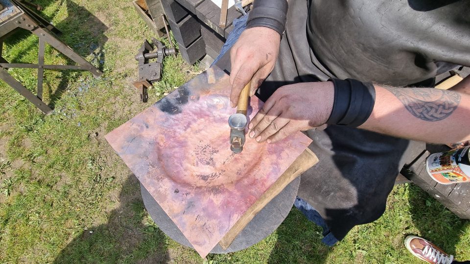 Různé metody práce s kovem předvedla na svých kovadlinách desítka řemeslníků
