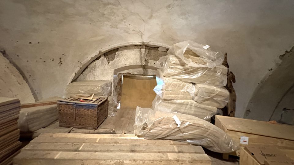 Odsvěcený kostel svatého Matouše v Jimramově opravuje a zabydluje Jakub Orel Tomáš s rodinou