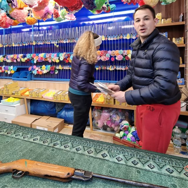 Střelbu si ve Vysočina Aréně můžou vyzkoušet i návštěvníci,  třeba v pouťové střelnici | foto: Daniel Zach,  Český rozhlas