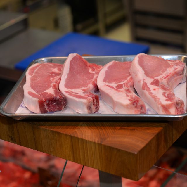 Tukové krytí u kotlet nikdy neodkrajujeme,  protože je nositelem chuti | foto: Martin Čuřík