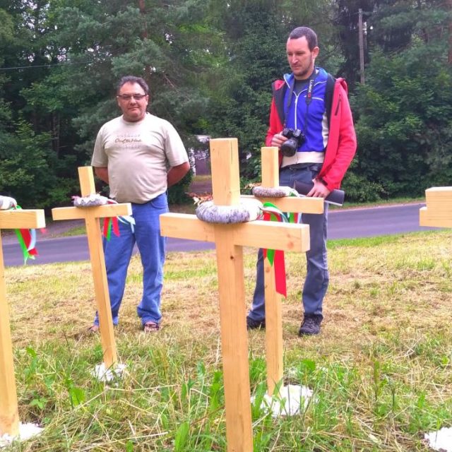 Sedm velký křížů ze světlého dřeva se objevilo na louce u Kunratické ulice v Liberci | foto: Lucie Fürstová,  Český rozhlas