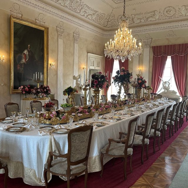 Hlavnímu sálu na zámku Kynžvart vévodí slavnostní zlacená tabule | foto: Jana Strejčková,  Český rozhlas