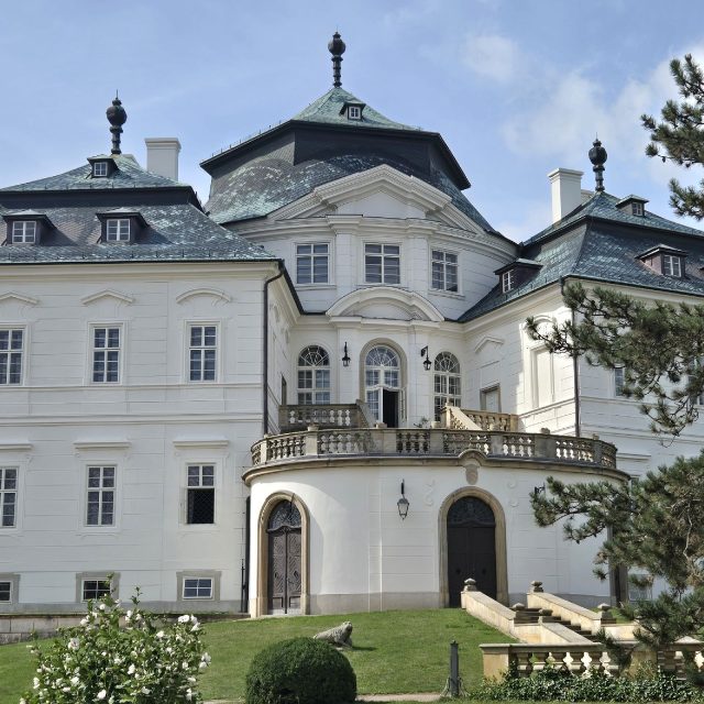 Barokní skvost architekta Santiniho. Zámek Karlova Koruna v Chlumci nad Cidlinou | foto: Vladislava Wildová,  Český rozhlas