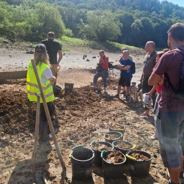 Naleziště na dně Dalešické přehrady ukázali archeologové zájemcům | foto: Tereza Pešoutová,  Český rozhlas