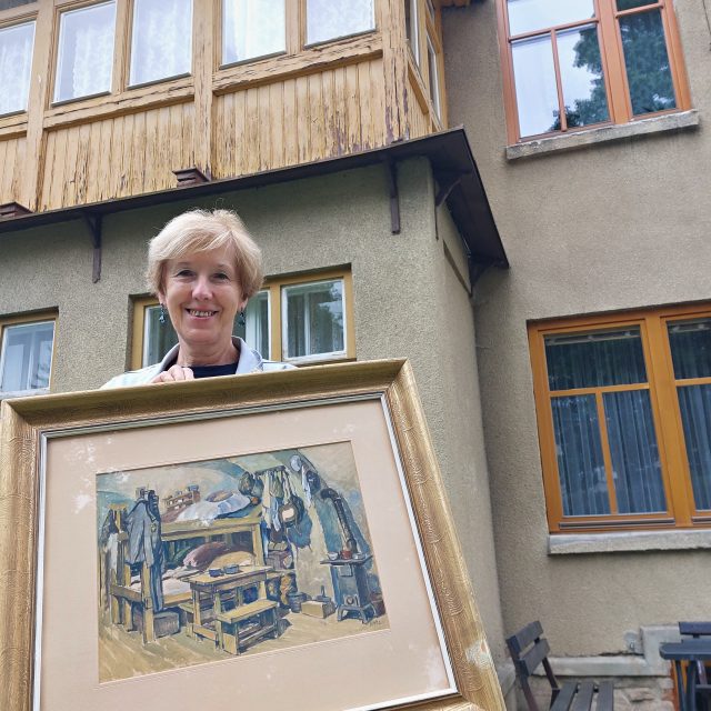 Eliška Kubíková s obrazem zapůjčeným rodinou Andrého Spitzera | foto: Irena Šarounová,  Český rozhlas