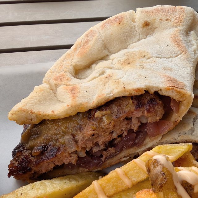 Pljeskavica v pita chlebu | foto: Dáša Kubíková,  Český rozhlas