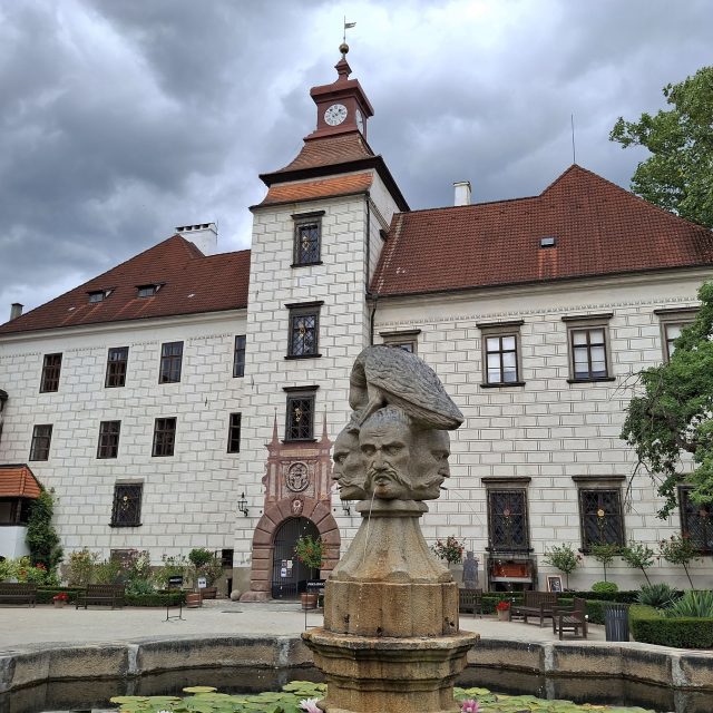 Kašnu na nádvoří třeboňského zámku zdobí schwarzenberský erbovní znak odkazující na porážku tureckých vojsk | foto: Zdeněk Zajíček,  Český rozhlas