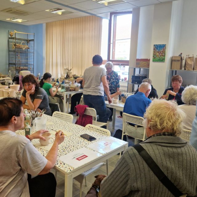 Malování hrnků v Třešti | foto: Tereza Pešoutová,  Český rozhlas