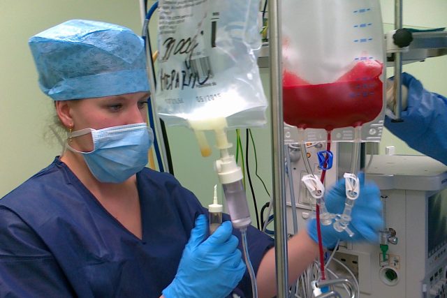 Sestra v jihlavské nemocnici obsluhuje buněcný separátor,  který zachránil první červené krvinky | foto: Daniel Burda,  Český rozhlas