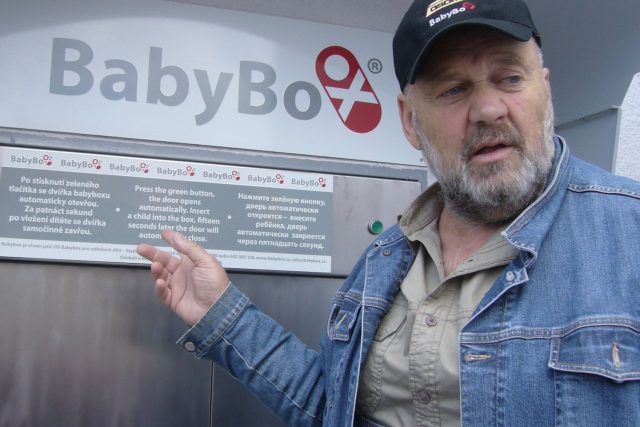 Ludvík Hess u českolipského babyboxu | foto: Tomáš Mařas,  Český rozhlas