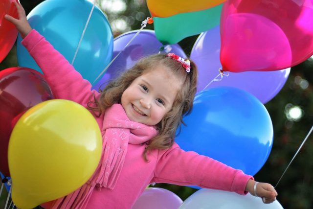 dítě - děti - holčička s balónky | foto: Fotobanka stock.xchng