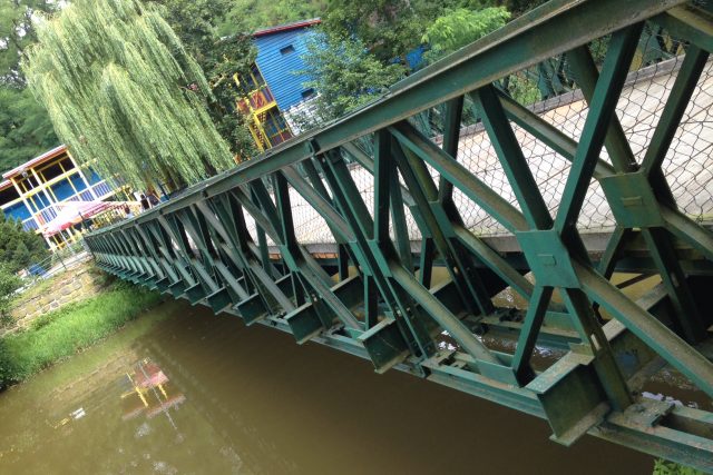 Bailey bridge přes řeku Jihlavu v Třebíči,  místní ho nazývají americkým mostem | foto: Michal Malý,  Český rozhlas