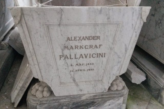 Hrobka  (mauzoleum) rodu Pallaviciniů v Jemnici s rakvemi zemřelých členů | foto: Petr Hladík