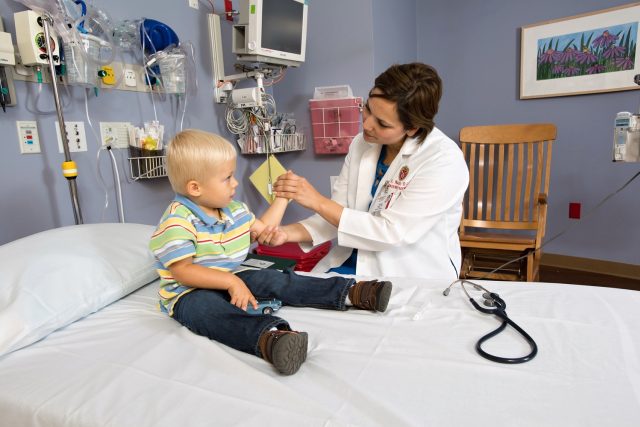 Dětský lékař,  ilustrační foto | foto: Creative Commons Attribution-NonCommercial-NoDerivs 2.0 Generic,   UW Health