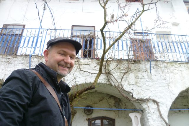 Petr Mirčev u svého domu v Třešti | foto: Irena Šarounová,  Český rozhlas