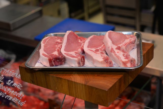 Tukové krytí u kotlet nikdy neodkrajujeme,  protože je nositelem chuti | foto: Martin Čuřík