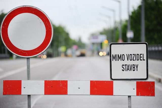 Uzavírka silnice,  ilustrační foto | foto: Honza Ptáček,  Český rozhlas
