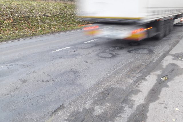 Na opravu cest poničených při rekonstrukci dálnice D1 ve Větrném Jeníkově stále čekají | foto: Vít Palacký,  Český rozhlas