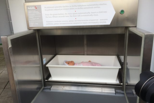 Nový babybox v areálu nemocnice v Ústí nad Labem vyzkoušela nejdřív panenka | foto: Gabriela Hauptvogelová,  Český rozhlas