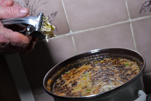Česnečka,  příprava polévky | foto: Martin Čuřík