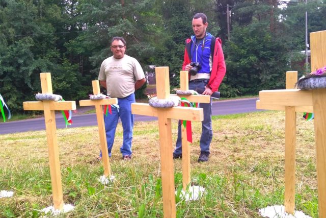 Sedm velký křížů ze světlého dřeva se objevilo na louce u Kunratické ulice v Liberci | foto: Lucie Fürstová,  Český rozhlas
