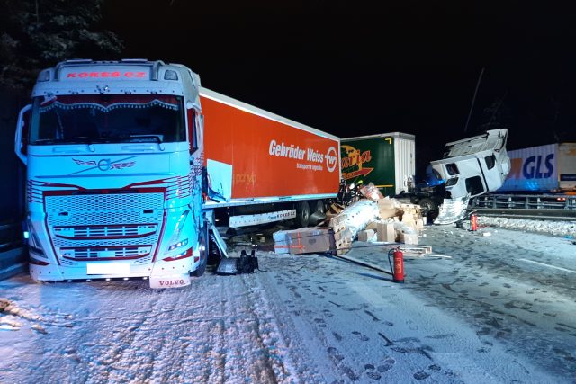 Na dálnici D1 u Humpolce se v noci srazily 4 kamiony | foto: Policie České republiky