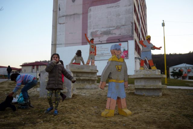 Betonové sousoší superhrdinů na Luníku IX | foto: Erik Sýkora