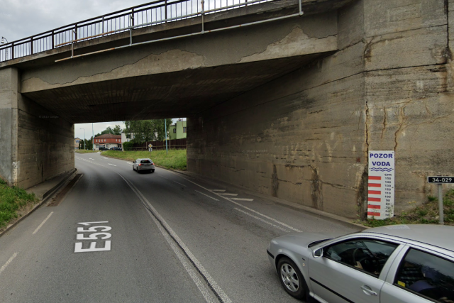 Silnice pod viaduktem v Pelhřimově se při prudkých deštích stává pastí na řidiče | foto: Google Maps