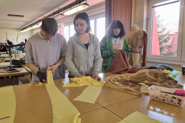Mladí návrháři v Třeboni připravují modely na soutěž | foto: Lucie Hochmanová,  Český rozhlas