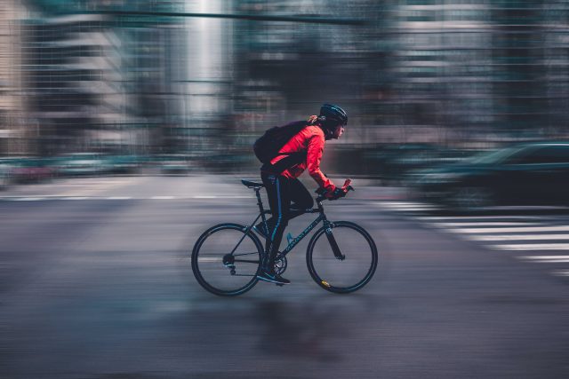 cyklista,  cyklistka | foto: Max Bender,  Unsplash,  Licence Unsplash