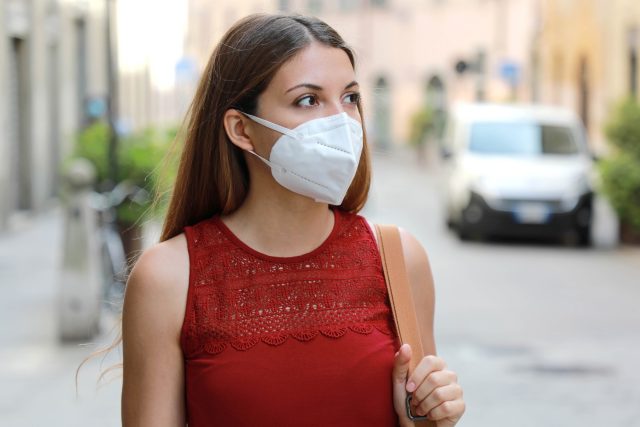 Žena s respirátorem,  FFP2 | foto: Profimedia