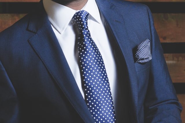 Oblek,  kravata a košile  (ilustrační snímek) | foto: fotobanka pxhere,  CC0 1.0