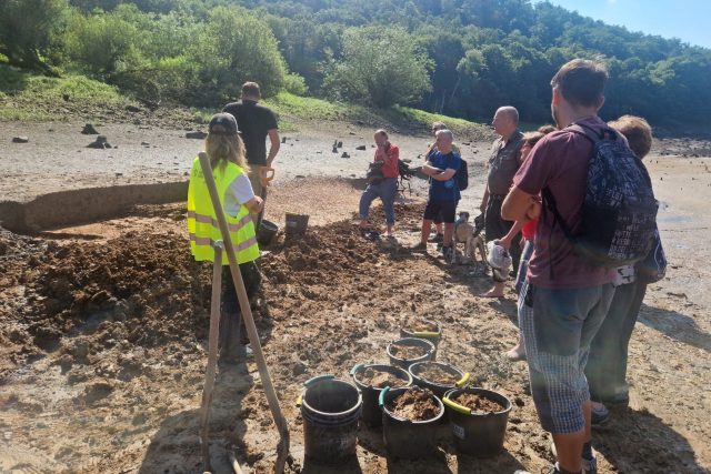 Naleziště na dně Dalešické přehrady ukázali archeologové zájemcům | foto: Tereza Pešoutová,  Český rozhlas