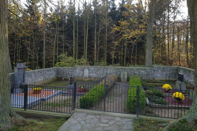 Nejmenší hřbitov v České republice,  Hluboká | foto: Irena Šarounová,  Český rozhlas,  Český rozhlas