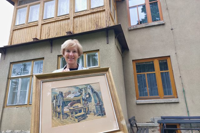 Eliška Kubíková s obrazem zapůjčeným rodinou Andrého Spitzera | foto: Irena Šarounová,  Český rozhlas
