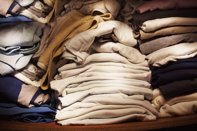 Hromada starého oblečení | foto: Profimedia