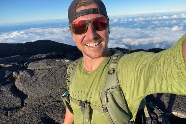 Na vrcholu sopky Piton de la Fournaise,  cestovatel Tomáš Vaňourek,  Expedice Z101 | foto: Expedice Z101  (bodhi.style s.r.o.)