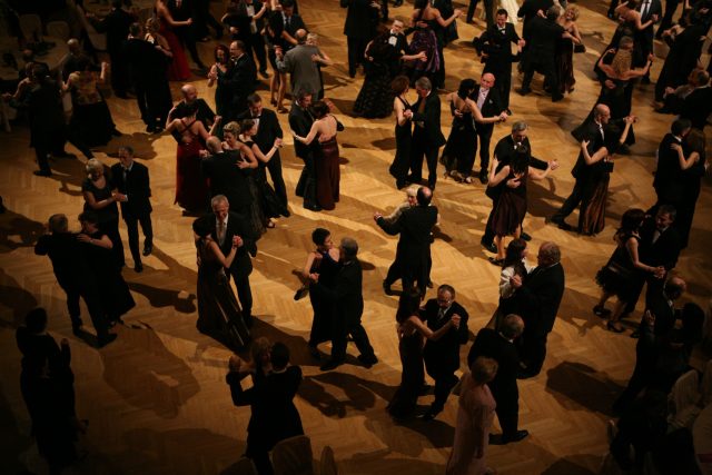 Taneční páry na plese  (ilustr. obr.) | foto: Profimedia