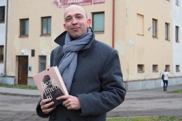 Milan Krčmář s knihou Bezejmenní,  Třebíč | foto: Dáša Kubíková,  Český rozhlas