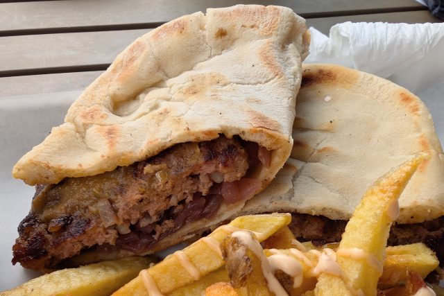 Pljeskavica v pita chlebu | foto: Dáša Kubíková,  Český rozhlas