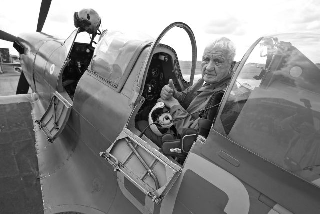 V létě 2016 si válečný veterán Emil Boček splnil sen: znovu se proletěl ve stíhačce Spitfire | foto:  Philip Toscano,  PA Images / Profimedia