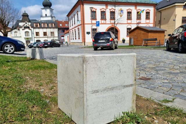 Parkování na trávníku se Žďár nad Sázavou snažil zamezit různými zábranami | foto: Daniel Zach,  Český rozhlas