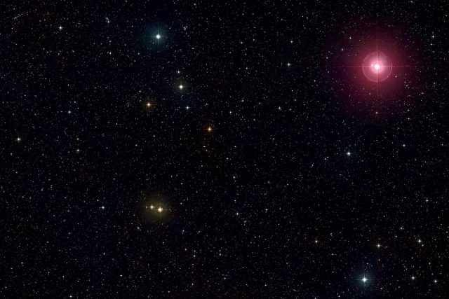 Pohled na část souhvězdí Velryby. Nahoře červeně září proměnná hvězda Mira  (Omicron Ceti) | foto: ESO / Digitized Sky Survey 2,  CC BY 4.0
