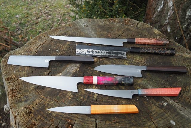 Základní sada japonských nožů obsahuje 15 kusů,  stačí ale i jeden | foto: Dáša Kubíková,  Český rozhlas