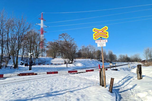 Na tomto železničním přejezdu se závory zvedají pouze v případě,  že si o to lidé zavolají | foto: František Jirků,  Český rozhlas