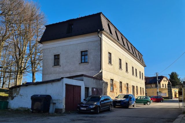 Na opravu nejstaršího domu v městysy nemá Větrný Jeníkov peníze,  nabídne ho k prodeji | foto: František Jirků,  Český rozhlas