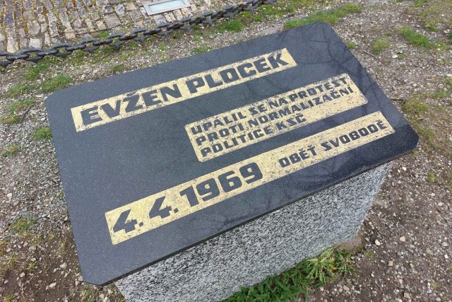 Evžena Plocka připomíná na náměstí v Jihlavě malý památník | foto: Irena Šarounová,  Český rozhlas