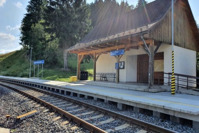 Seriál Doktor Martin - Velké Karlovice jako Protějov  (železniční zastávka Velké Karlovice) | foto: Roman Verner,  Český rozhlas