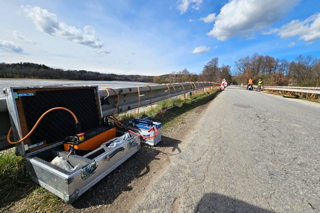 Hráz rybníka zkoumají geofyzici | foto: František Jirků,  Český rozhlas