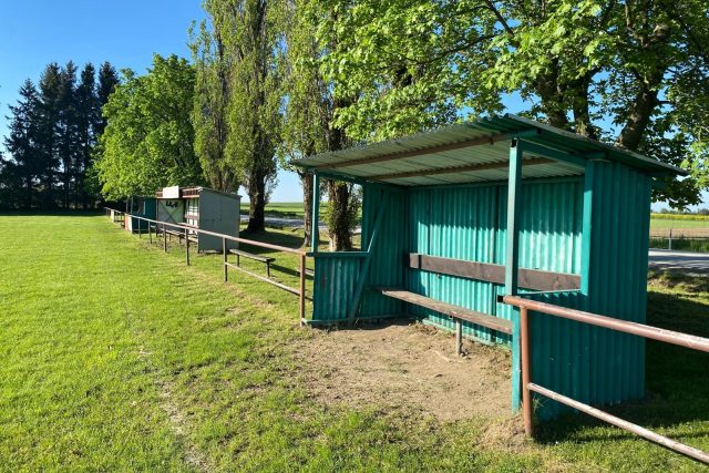 Fotbalisté ve Větrném Jeníkově mají problém udržovat hřiště i jeho zázemí | foto: Tomáš Kolátor,  Český rozhlas